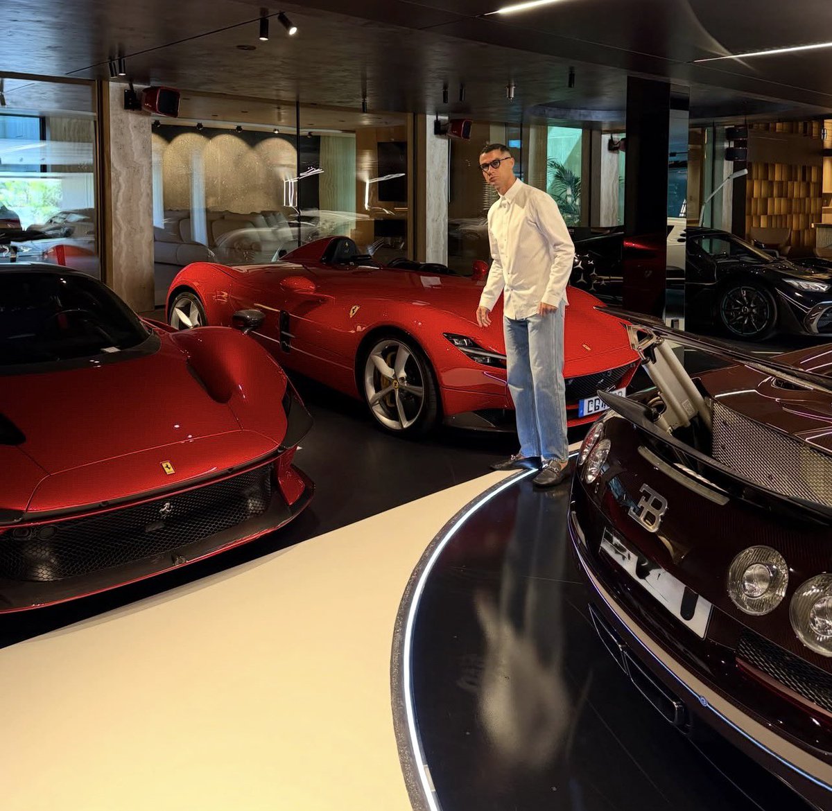 DataFutebol's tweet photo. Cristiano Ronaldo no Instagram 

“meus brinquedos” https://t.co/1Tc6ou2ovW