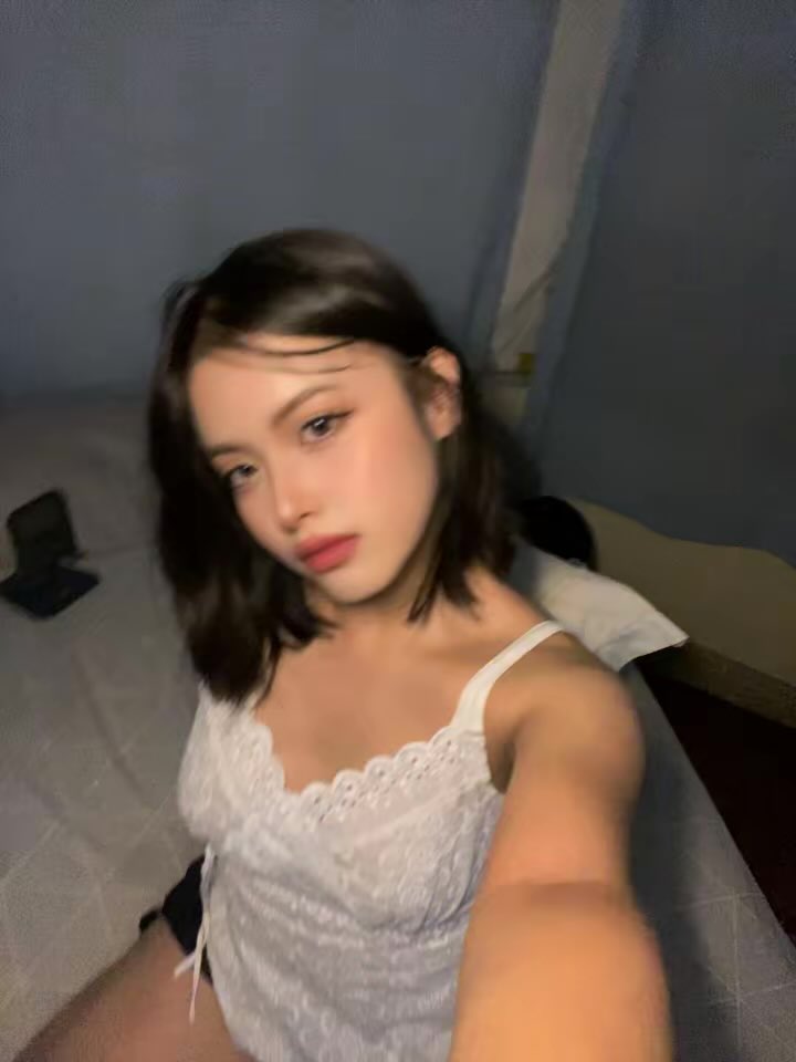 luveeroz's tweet photo. bored in my bed lol xd https://t.co/eCK91zPWz5