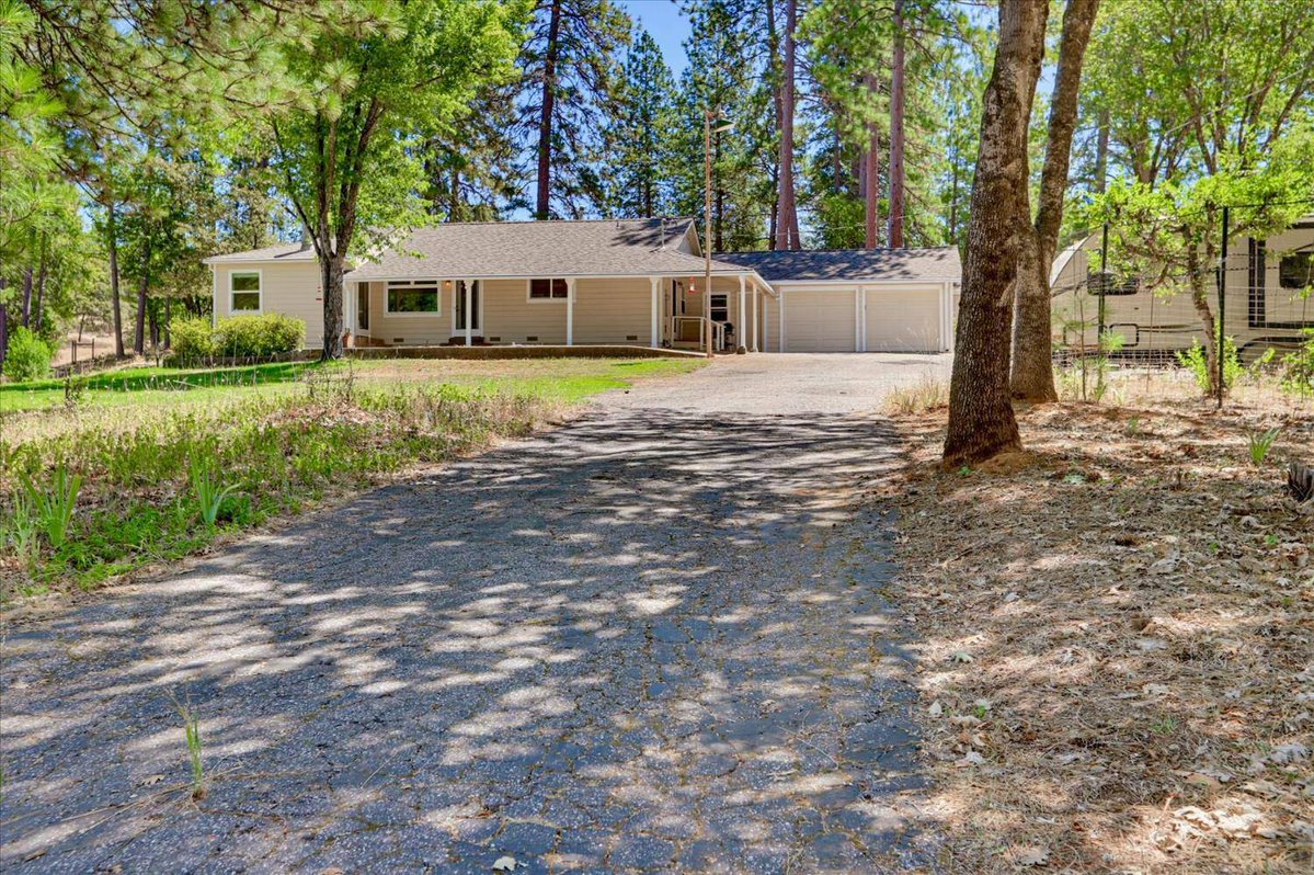 cbgrassrootsre's tweet photo. New listing in Grass Valley 🌲
3 bed, 2 bath, 2128 sq ft home on nearly 5 acres with porch, big kitchen, 2-car garage + workshop, RV/boat parking and outbuildings. Retreats with this much space are rare here.
https://t.co/kVWaoL76LG
#GrassValley #CountryHome https://t.co/4jnwtMxABB