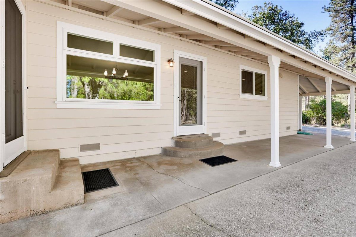 cbgrassrootsre's tweet photo. New listing in Grass Valley 🌲
3 bed, 2 bath, 2128 sq ft home on nearly 5 acres with porch, big kitchen, 2-car garage + workshop, RV/boat parking and outbuildings. Retreats with this much space are rare here.
https://t.co/kVWaoL76LG
#GrassValley #CountryHome https://t.co/4jnwtMxABB