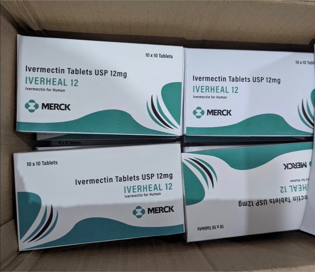 ChanceGardi's tweet photo. 1. L'Ivermectin è un farmaco UMANO di Merck per cui il Prof. Ōmura vinse il Nobel. Però siccome il brevetto è scaduto, si compra a 6 centesimi a compressa. Merck non ci avrebbe guadagnato nulla, così ha venduto il suo Molnupiravir da $1.230, inefficace e pericoloso, poi ritirato. https://t.co/gtvd1aXoFp