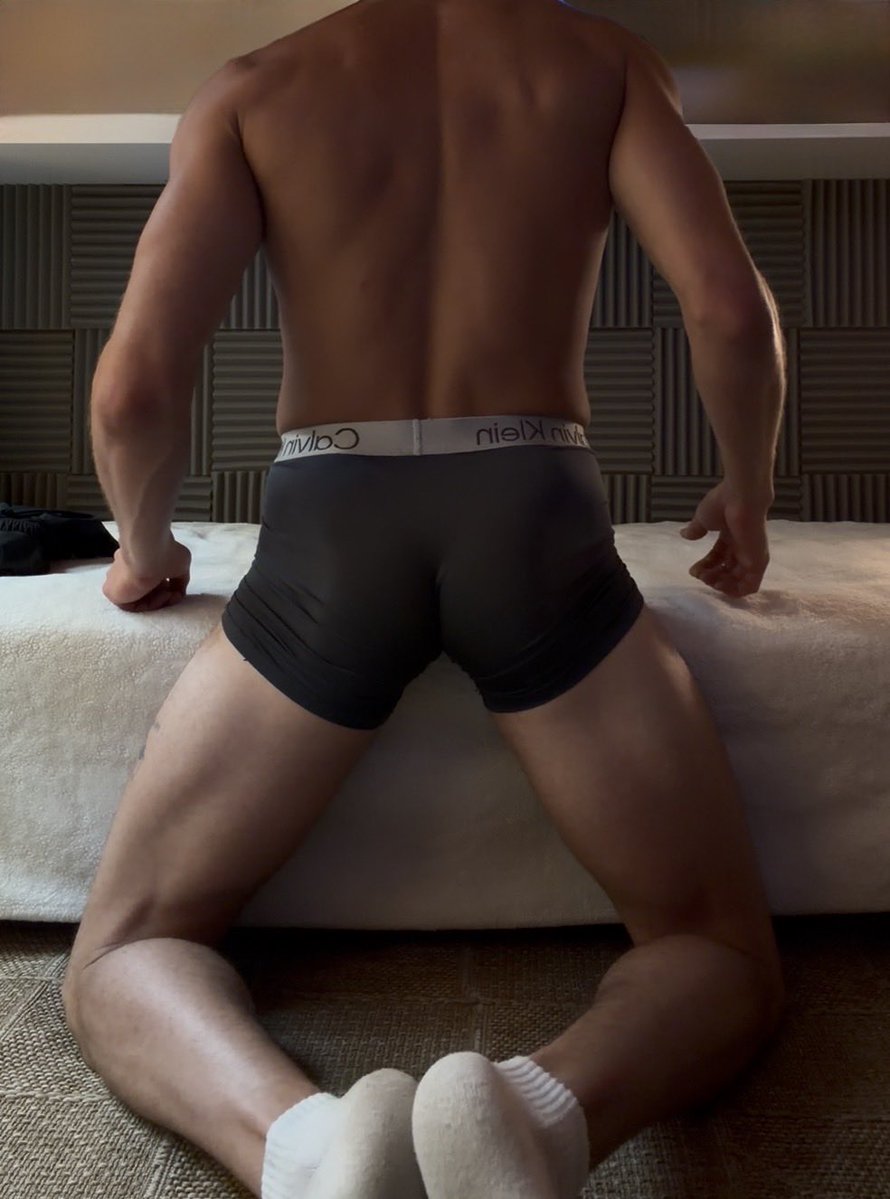 nousglandons's tweet photo. I’m hard and throbbin’ after the gym… would you let a bro smash? 😏 https://t.co/bNxY1viWvX