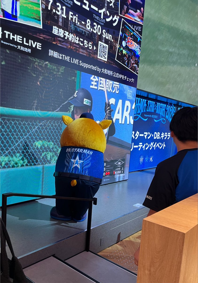 xyz567pom's tweet photo. 画面越しに西武の選手に風仰いでたタヌキ。
#THE_LIVE
#スターマン https://t.co/nYtDz6RhgV