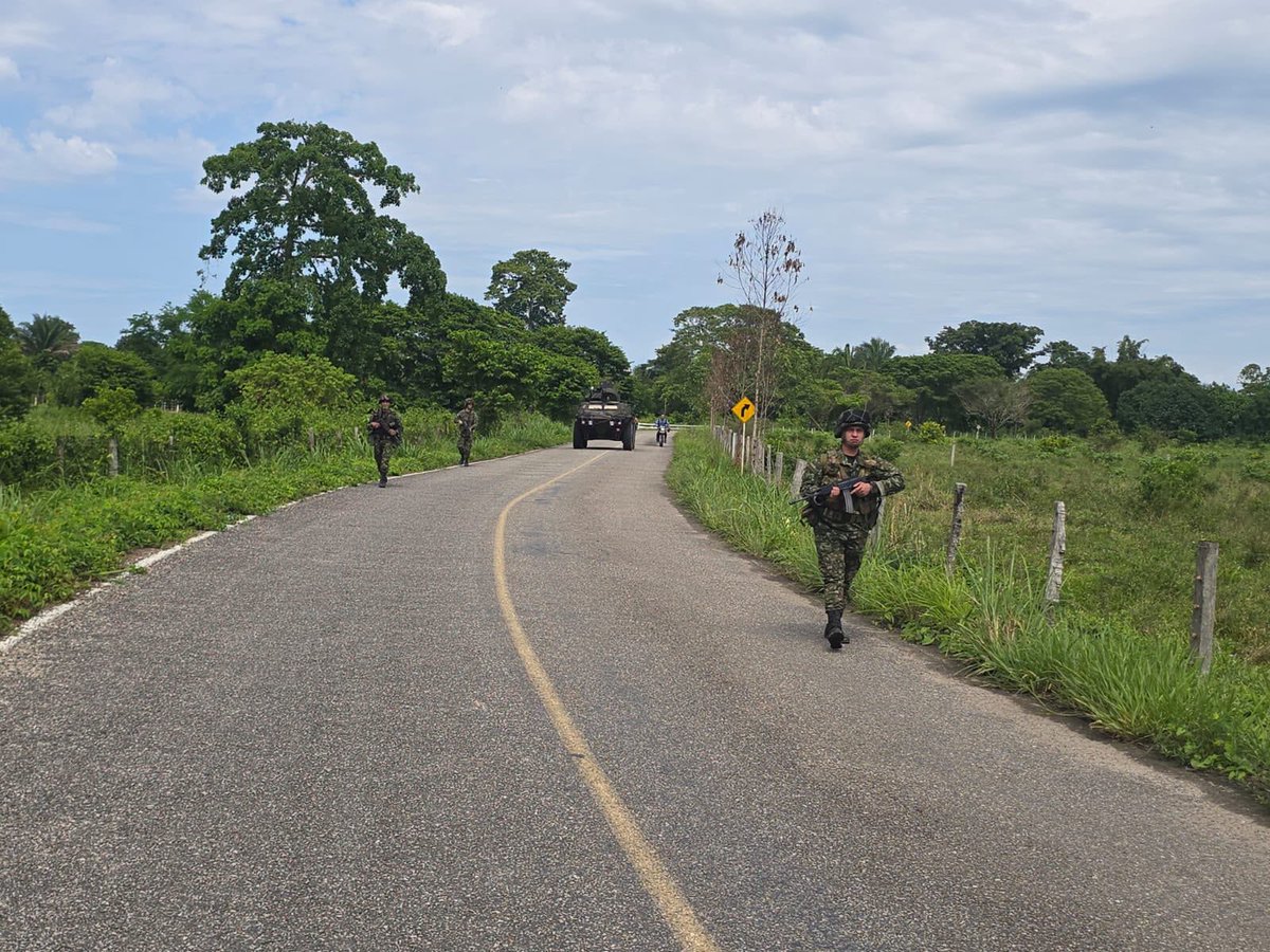 Ejercito_Div8's tweet photo. La seguridad y la movilidad sobre los corredores estratégicos continúan fortaleciéndose en Arauca.

Tropas del Batallón de Infantería Mediana N.° 59, orgánico de la #Brigada18, adelantaron una tarea táctica de reconocimiento sobre la vía que comunica a Puerto Jordán con la inspección de Filipinas, contribuyendo a preservar el orden público y brindar tranquilidad a las comunidades que transitan por este corredor vial.

#PatriaHonorLealtad
#NuestroCompromisoEs🇨🇴