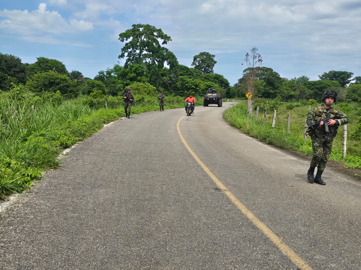 Ejercito_Div8's tweet photo. La seguridad y la movilidad sobre los corredores estratégicos continúan fortaleciéndose en Arauca.

Tropas del Batallón de Infantería Mediana N.° 59, orgánico de la #Brigada18, adelantaron una tarea táctica de reconocimiento sobre la vía que comunica a Puerto Jordán con la inspección de Filipinas, contribuyendo a preservar el orden público y brindar tranquilidad a las comunidades que transitan por este corredor vial.

#PatriaHonorLealtad
#NuestroCompromisoEs🇨🇴