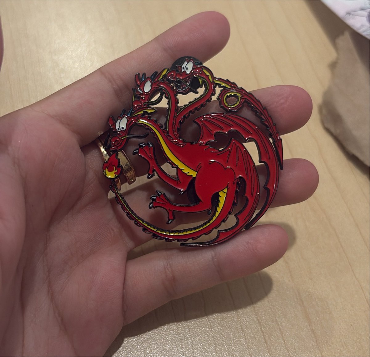 Rivtarg's tweet photo. Me regalaron este pin, soy la persona más feliz del planeta https://t.co/0euI1Mm7cQ