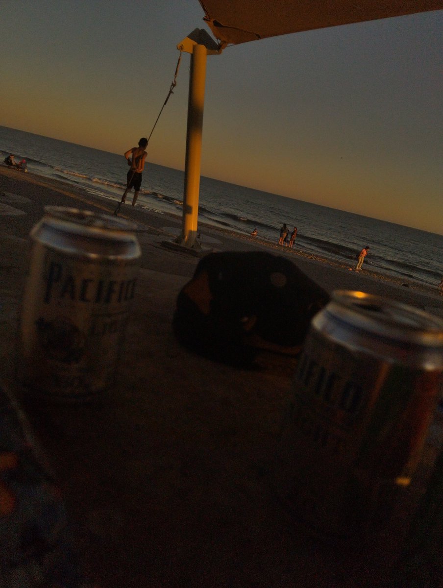 yamvrse's tweet photo. acá quería mostrar que me habían dejado con latas de cerveza, pero fue lo que menos se enfocó (el niño de atrás salió más enfocado) https://t.co/Oyf7xaEw7H