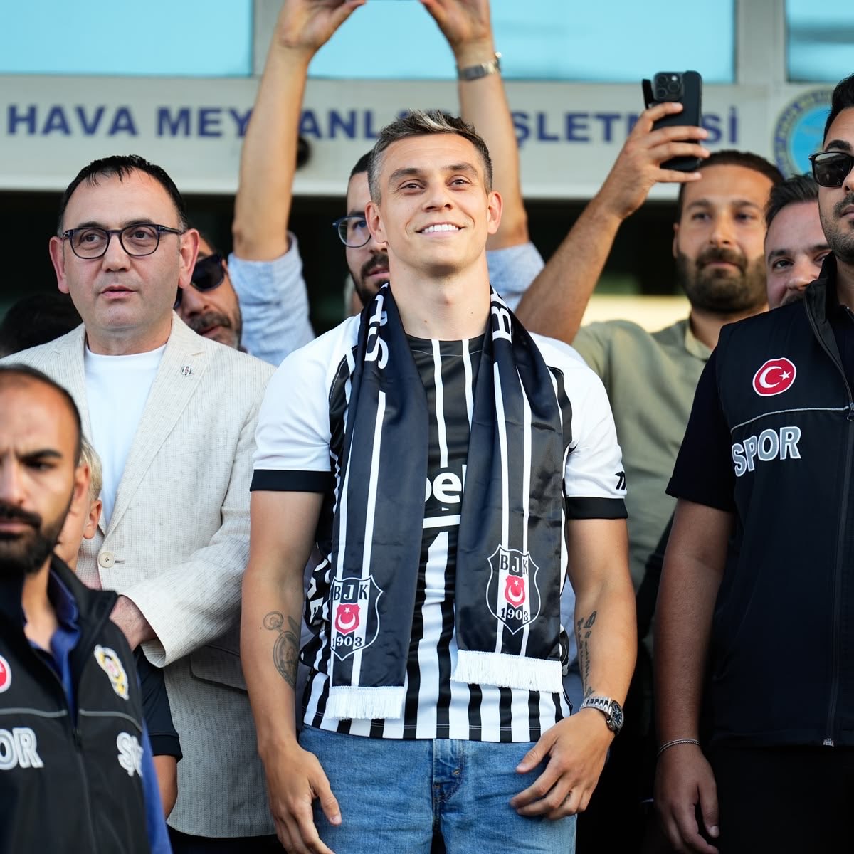 umutjkk_'s tweet photo. Şaka değil, gerçek. Leandro Trossard hala resmi olarak Beşiktaş’ın futbolcusu değil. https://t.co/FBG98AK9s3