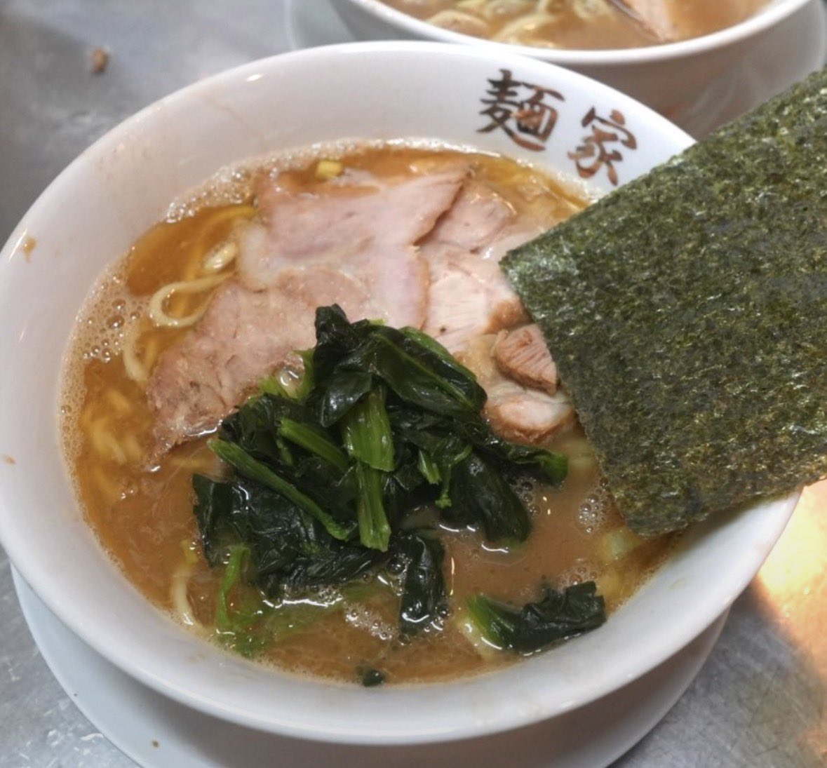 menyahayato1's tweet photo. 本日のフォロワー様だけの無料サービスは【フライドオニオン🧅】スープに沈めてからお召し上がりください！スープに旨みをプラス！無料ゲット方法はどちら一つ1️⃣フォロー画面をご提供ください📱
2️⃣スタッフにフォロワーサービスとお声かけください♪ https://t.co/foXAb855XX