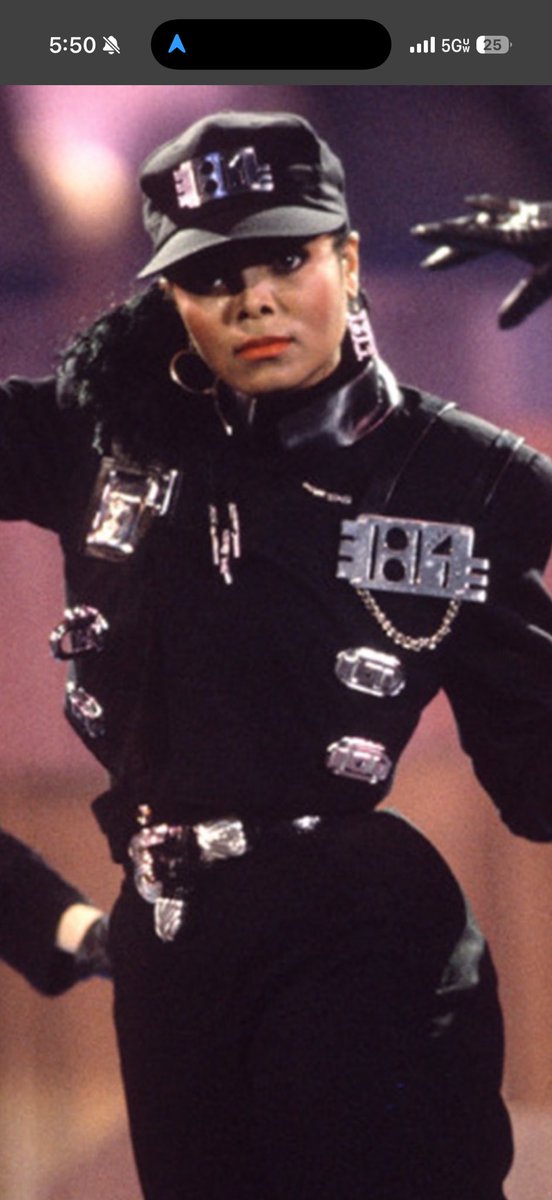 ThaPufferton's tweet photo. @DullahTheking2 Unfortunately that’s Janet folks I know you don’t wanna believe it but Micheal’s skin was already getting brighter by this time he had his nose job in 79 and chin done right around this time if not before… so case closed https://t.co/F2UKH3NvQS