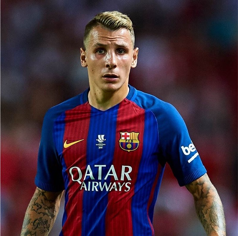 RMCFarab's tweet photo. لاعب برشلونة السابق لوكاس دينييه تم ضبطه اليوم وهو يرتدي قميص ريال مدريد. 🤣 https://t.co/7VKPFI27HJ