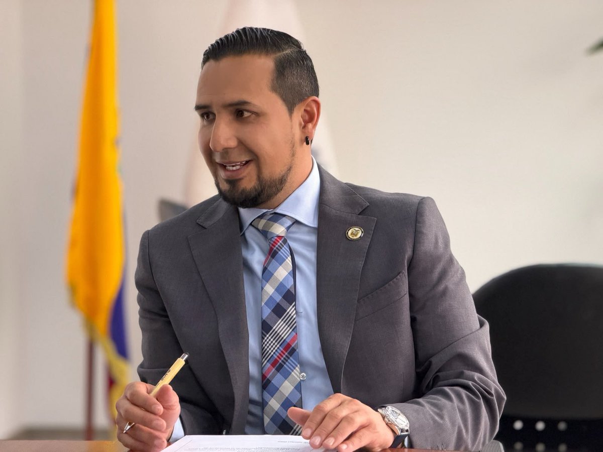 AgrocalidadEC's tweet photo. 🌎 | #CooperaciónInternacional

El director ejecutivo, Eduardo Cantos Cortez, mantuvo una reunión de trabajo con Renzo Galgani, representante de @IICAEcuador, para conocer los avances de los proyectos de cooperación e identificar nuevas oportunidades de trabajo conjunto que fortalezcan el desarrollo del sector agroproductivo del país. 🇪🇨

#ProtegemosElAgroEcuatoriano 💪🏻