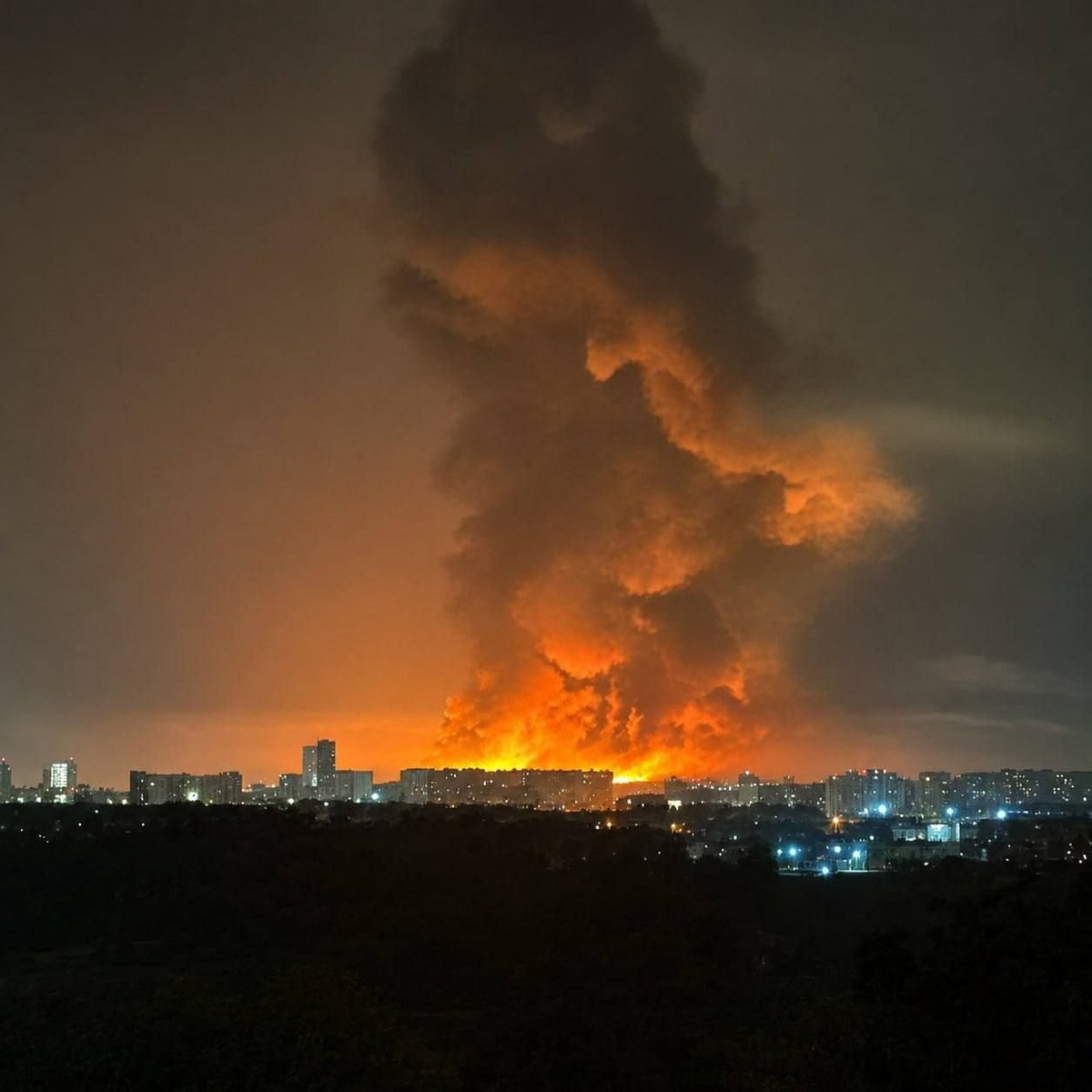 CrimeanVoyager's tweet photo. Kyiv is absolute hell. The city and its suburbs are engulfed in massive fires. https://t.co/g49ARmKGZX