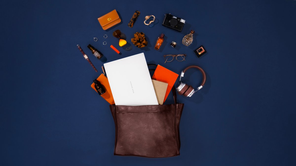 ASUSUSA's tweet photo. Curated, not crowded.
 
The Zenbook S Series is designed for a lighter carry and a more intentional day. ✨ 

Add to your bag here: https://t.co/kP1lYgyYo3 https://t.co/R0XcltZrFF