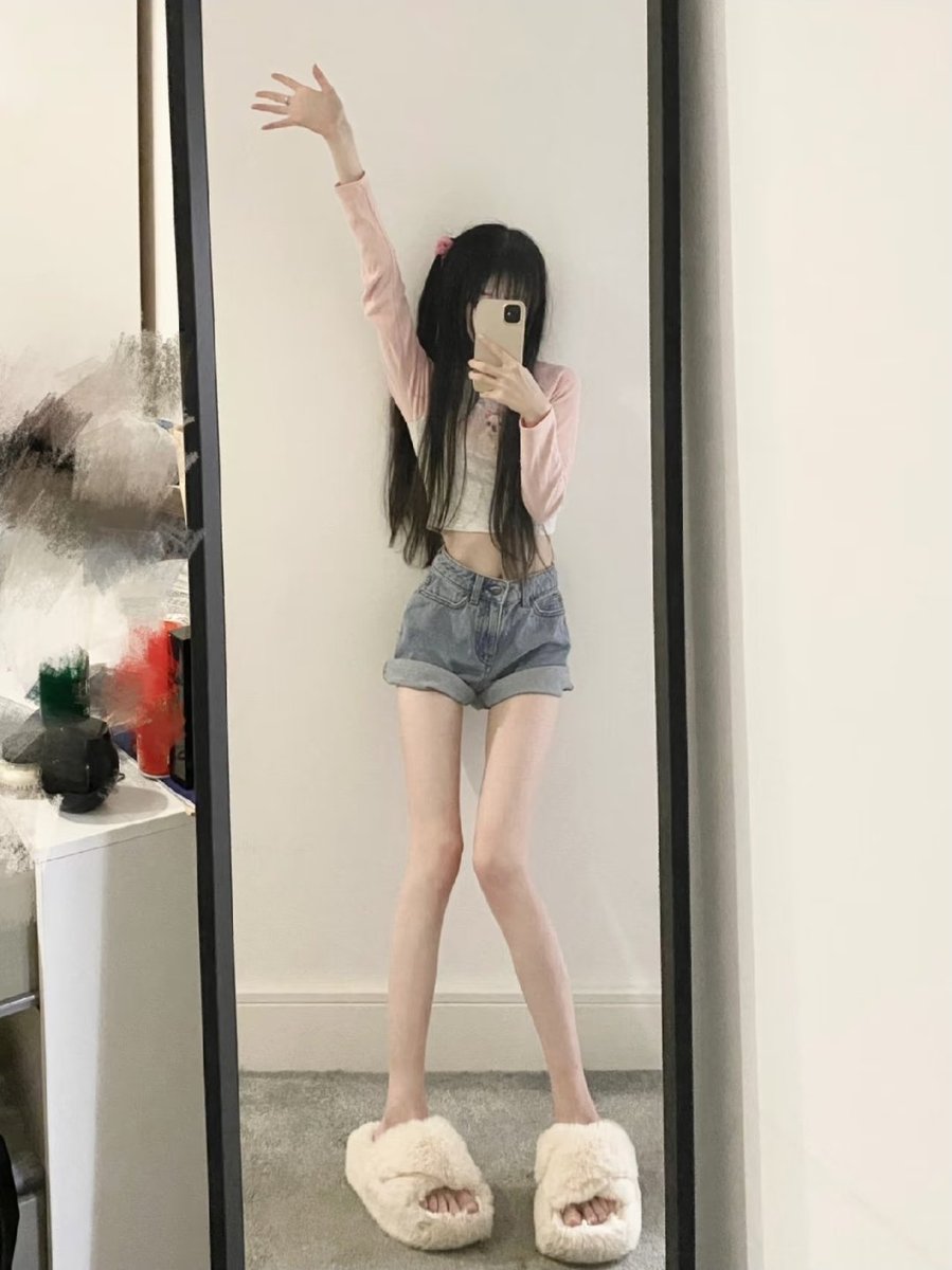PedalAndPace's tweet photo. Imagine looking this small in a full body mirror. 

#edrtwt #editwt https://t.co/vmgmDP7RU1
