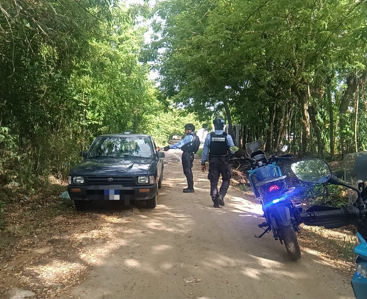 YoroUDEP18's tweet photo. 🚔 La #UDEP18 mantiene operativos permanentes en Yoro con patrullajes, retenes, saturaciones y acciones preventivas para fortalecer la seguridad ciudadana. Nuestro compromiso es servir, proteger y garantizar el orden público. 🇭🇳👮‍♂️ #PolicíaNacional #Yoro https://t.co/SWabrSed0p