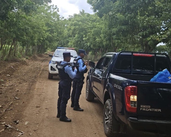 YoroUDEP18's tweet photo. 🚔 La #UDEP18 mantiene operativos permanentes en Yoro con patrullajes, retenes, saturaciones y acciones preventivas para fortalecer la seguridad ciudadana. Nuestro compromiso es servir, proteger y garantizar el orden público. 🇭🇳👮‍♂️ #PolicíaNacional #Yoro https://t.co/SWabrSed0p