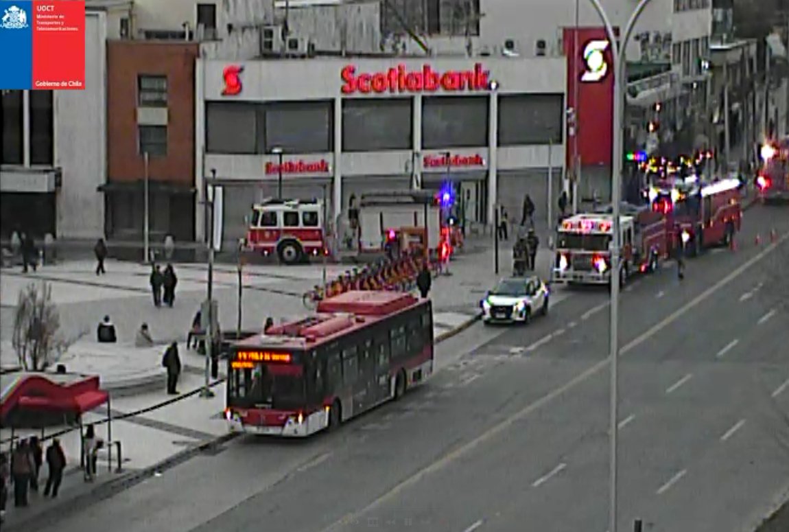 TTISantiago's tweet photo. Ahora (18:03) restricción de pista derecha en Av. Ossa al sur, altura de Hannover, debido a procedimiento de bomberos por accidente eléctrico al interior de estación Egaña del Metro de Santiago. Precaución #Ñuñoa https://t.co/N4zRB8Eq7R