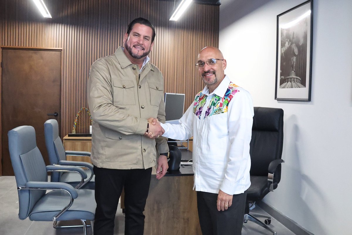 octaviodlatorre's tweet photo. 🇲🇽 En Tijuana, donde comienza la patria y donde México se encuentra con el mundo, hablamos de lo que viene para esta gran ciudad.

Fue un gusto reunirme con Ismael Burgueño, presidente municipal con licencia de Tijuana, para conversar sobre los retos y las oportunidades del municipio más poblado de México.

Tijuana es una ciudad estratégica para el desarrollo económico del país. Su dinamismo comercial, industrial, turístico y de servicios la convierte en un referente nacional y en una puerta de México hacia el mundo. 🌎 Por ello, cada decisión que fortalece su competitividad también fortalece a miles de empresas, trabajadores y familias.

Desde @CONCANACO  seguiremos impulsando una agenda de colaboración con los gobiernos locales que privilegie la prosperidad, la justicia económica, la seguridad, la simplificación de trámites, el combate a la corrupción y el fortalecimiento del mercado interno. 🤝

Reconozco la disposición de Ismael Burgueño para trabajar de la mano con el sector empresarial. Su respaldo a iniciativas como el Pacto por la Prosperidad, la Justicia Económica y la Seguridad, así como a proyectos innovadores como el primer Kiosko Digital para la denuncia de actos de corrupción, demuestra que cuando existe coordinación entre sociedad y gobierno es posible generar resultados que fortalecen la confianza ciudadana.

📍 Porque el desarrollo de México comienza en sus ciudades, y el éxito de Tijuana es también el éxito de nuestro país.

#Tijuana #CONCANACOSERVYTUR #México #Prosperidad #JusticiaEconómica #Seguridad #DesarrolloEconómico #Empresas #Comercio #MercadoInterno