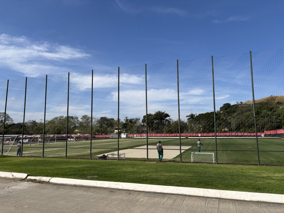 rodrigolima93_'s tweet photo. Detalhes de como está sendo a reforma do miniestádio do Flamengo no Ninho do Urubu.

O Flamengo faz reforma no gramado, além de retoques na parte interior do campo. A tendência é de que a obra seja concluída até o segundo semestre de 2027. @ColunadoFla https://t.co/DT9qHHoCAw