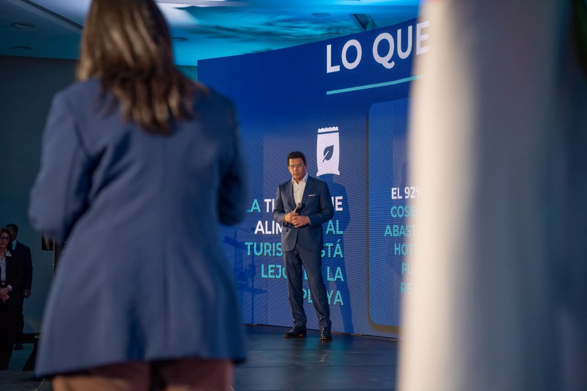 DavidColladoM's tweet photo. Pero estas cifras representan mucho más que visitantes:
El turismo genera 183 mil empleos hoteleros, impulsa el trabajo de miles de personas en cocinas, restaurantes, mantenimiento, transporte y servicios, además de dinamizar la economía en todo el territorio nacional. https://t.co/W5Z5X3N8iX