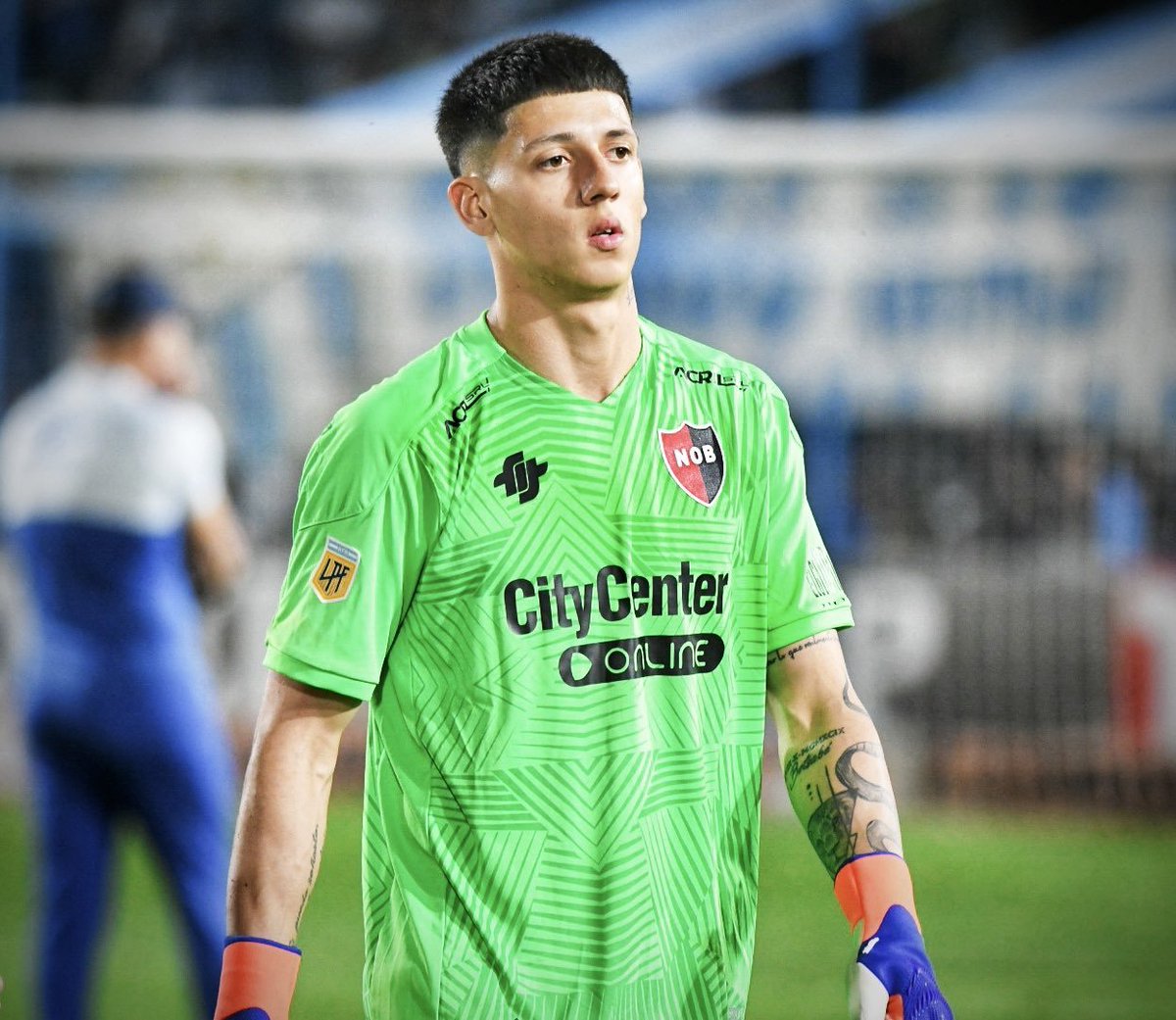 AxelRolon1's tweet photo. Ninguno de lo seis juveniles que estuvieron el domingo como titulares (con Escobar son siete de la cantera) tiene 50 partidos jugados en primera división.

Los viejos libros futboleros hablaban de 100 cotejos, ninguno alcanza siquiera la mitad:

Reinatti (23) - Debutó con Soso: 02/12/24, 13 partidos.

Russo (21) - Debutó con Fabbiani: 30/09/25, 21 partidos. 

Sotelo (23) - Debutó con Larriera: 29/06/23, 39 partidos

Regiardo (19) - Debutó con Soso: 15/12/2024, 39 partidos.

Guch (19) - Debutó con Fabbiani: 03/04/25, 30 partidos.

Ríos (19) - 25/07/26, 3 partidos.
