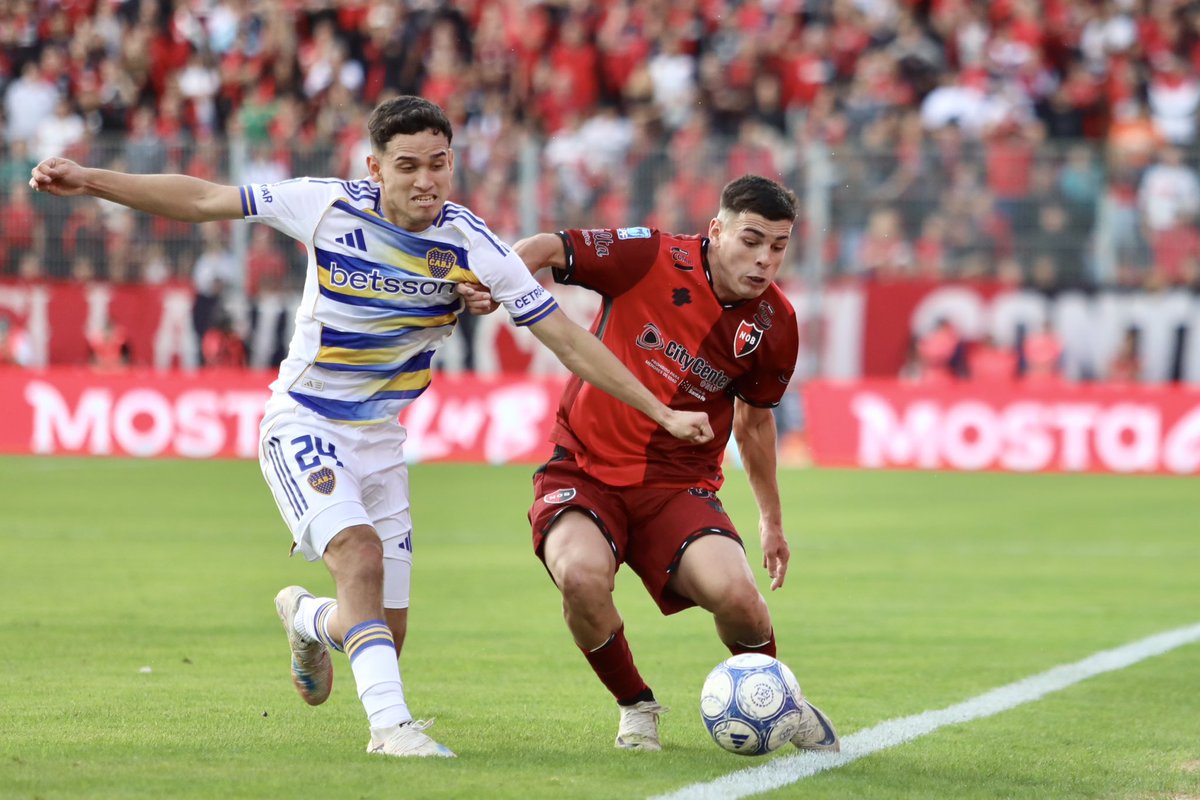 AxelRolon1's tweet photo. Ninguno de lo seis juveniles que estuvieron el domingo como titulares (con Escobar son siete de la cantera) tiene 50 partidos jugados en primera división.

Los viejos libros futboleros hablaban de 100 cotejos, ninguno alcanza siquiera la mitad:

Reinatti (23) - Debutó con Soso: 02/12/24, 13 partidos.

Russo (21) - Debutó con Fabbiani: 30/09/25, 21 partidos. 

Sotelo (23) - Debutó con Larriera: 29/06/23, 39 partidos

Regiardo (19) - Debutó con Soso: 15/12/2024, 39 partidos.

Guch (19) - Debutó con Fabbiani: 03/04/25, 30 partidos.

Ríos (19) - 25/07/26, 3 partidos.