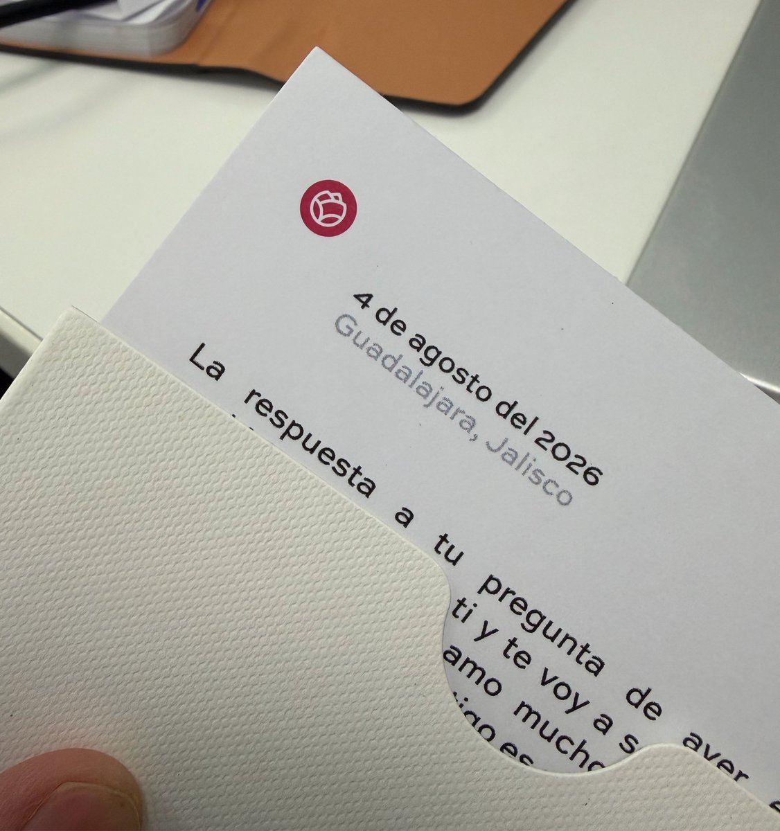 San_CamMar's tweet photo. Ayer le hice una pregunta seria a mi novio, y me dijo que hoy me respondía.

Me envió la respuesta con flores. https://t.co/yKEBEvEJCy