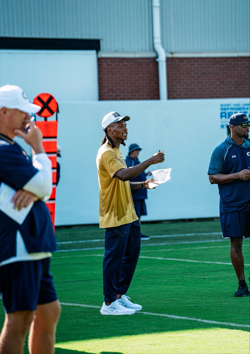 GeorgiaTechFB's tweet photo. Coach Hopkins on The Flats 📍
@DeAndreHopkins 

#StingEm 🐝 https://t.co/T220rx58FE
