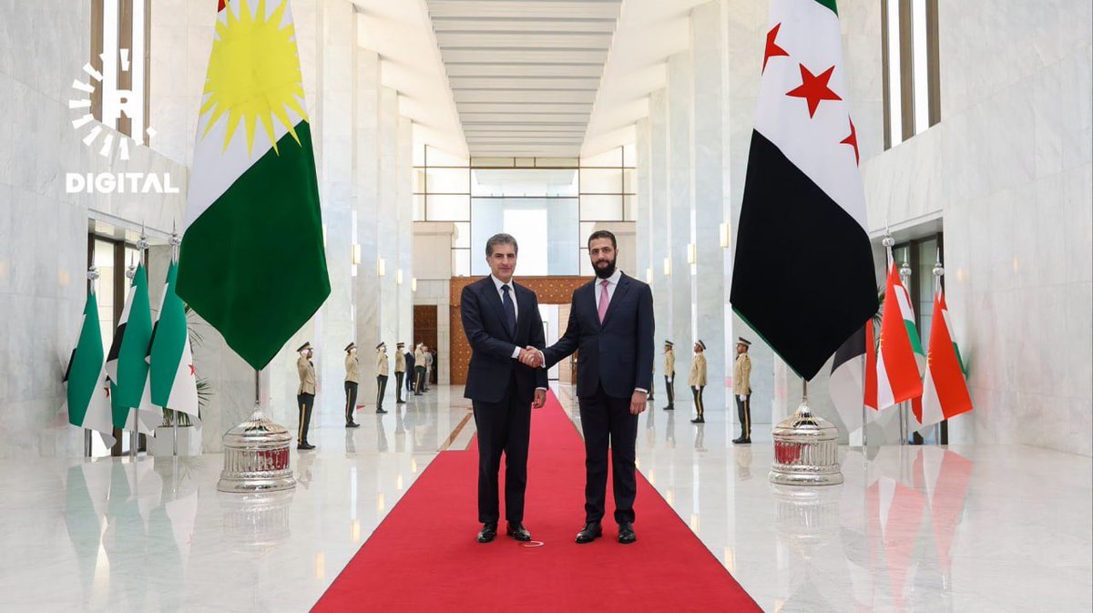 RNK21RNK's tweet photo. 🚨 هل أشعل علم كوردستان أزمة أبو عمشة؟

بعد زيارة رئيس إقليم كوردستان إلى دمشق، ورفع علم كوردستان في القصر الجمهوري، إلى جانب اللقاءات التي جمعت أحمد الشرع مع مظلوم عبدي، بدأت تتزايد التساؤلات عندي: هل كانت هذه التطورات أحد العوامل التي دفعت أبو عمشة إلى الانقلاب!؟ https://t.co/QSTfWkIkwS