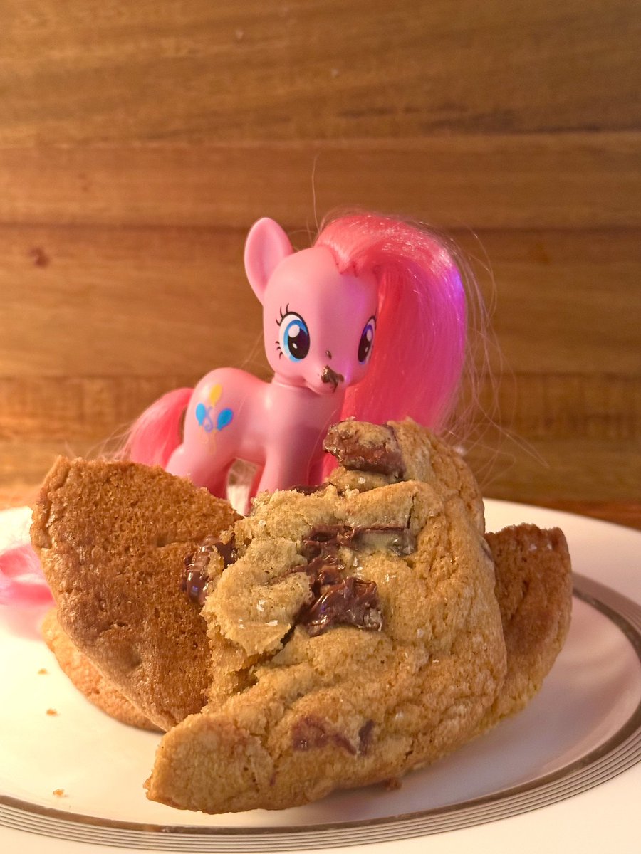 bearberryvee's tweet photo. ily chocolate chip cookies. chocolate chip cookies fix everything. https://t.co/Nws0UQKxvH
