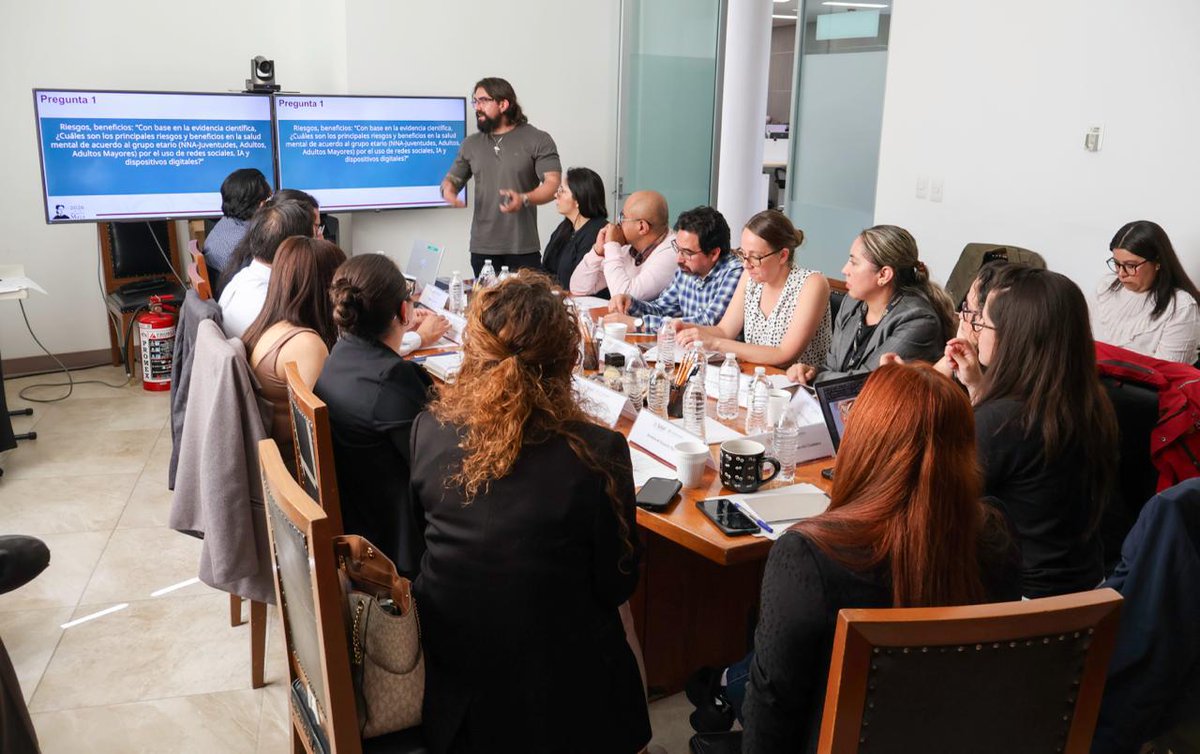 conasamamx's tweet photo. 📱 CONASAMA recomienda evitar el término “adicción a las redes sociales”, ya que actualmente no existe consenso científico para reconocerlo como una categoría diagnóstica.

Tras la realización de mesas de análisis con expertos, sugiere utilizar “uso problemático” o “uso perjudicial”, términos más precisos y no estigmatizantes.

🧠Nombrar correctamente permite comprender los riesgos sin reducirlos únicamente a decisiones individuales y considerar también el papel de los algoritmos y el diseño de las plataformas.

#SSA #CONASAMA #SaludMental #BienestarDigital