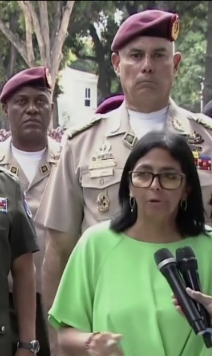 maibortpetit's tweet photo. Delcy Rodríguez pasó a la reserva activa a la promoción de 1993, pero mantuvo en sus cargos a dos mayores generales identificados con el entorno de Diosdado Cabello: Juan Ernesto Sulbarán Quintero comandante general de la  GNB y Nayade Solovenly Lockiby Belmonte (Milicia), ambos graduados en 1993.
En la imagen aparecen junto a Delcy Rodríguez estos dos mayores generales, quienes, pese a que su promoción pasó a la reserva activa, continúan ejerciendo funciones de alto nivel. Esto evidencia que Diosdado Cabello sigue manteniendo influencia sobre la FANB y crea un tapón generacional que limita las oportunidades de ascenso y de asumir mayores responsabilidades para los oficiales de promociones más recientes, especialmente dentro de la Guardia Nacional Bolivariana.
Incluso el actual comandante estratégico operacional (CEOFANB), el mayor general Rubén Darío Belzares Escobar, pertenece a la promoción de 1994, por lo que es más nuevo que ambos oficiales.