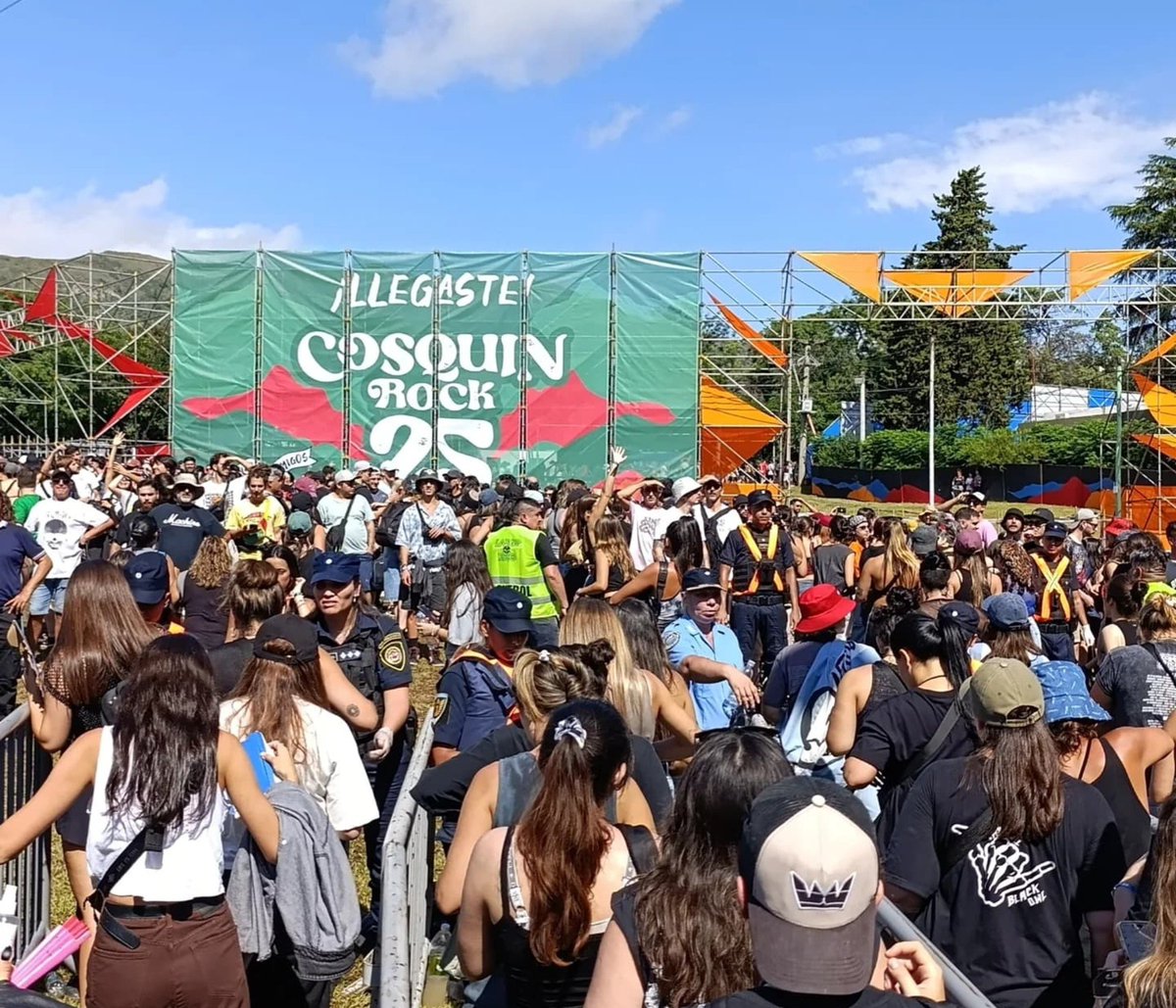 Sheysmin's tweet photo. @Cosquin_Rock Tuve la posibilidad de ir dos veces como prensa para la radio donde trabajaba. Este año, entro una chica más joven y le tocó cubrir a ella... Todas mis amigas fueron y me tocó quedarme. Hoy no tengo trabajo y quiero volver a sentirme viva en el #CR27 
Quiero volver a ir ❤️‍🩹❤️‍🩹 https://t.co/o7gDf0JLco