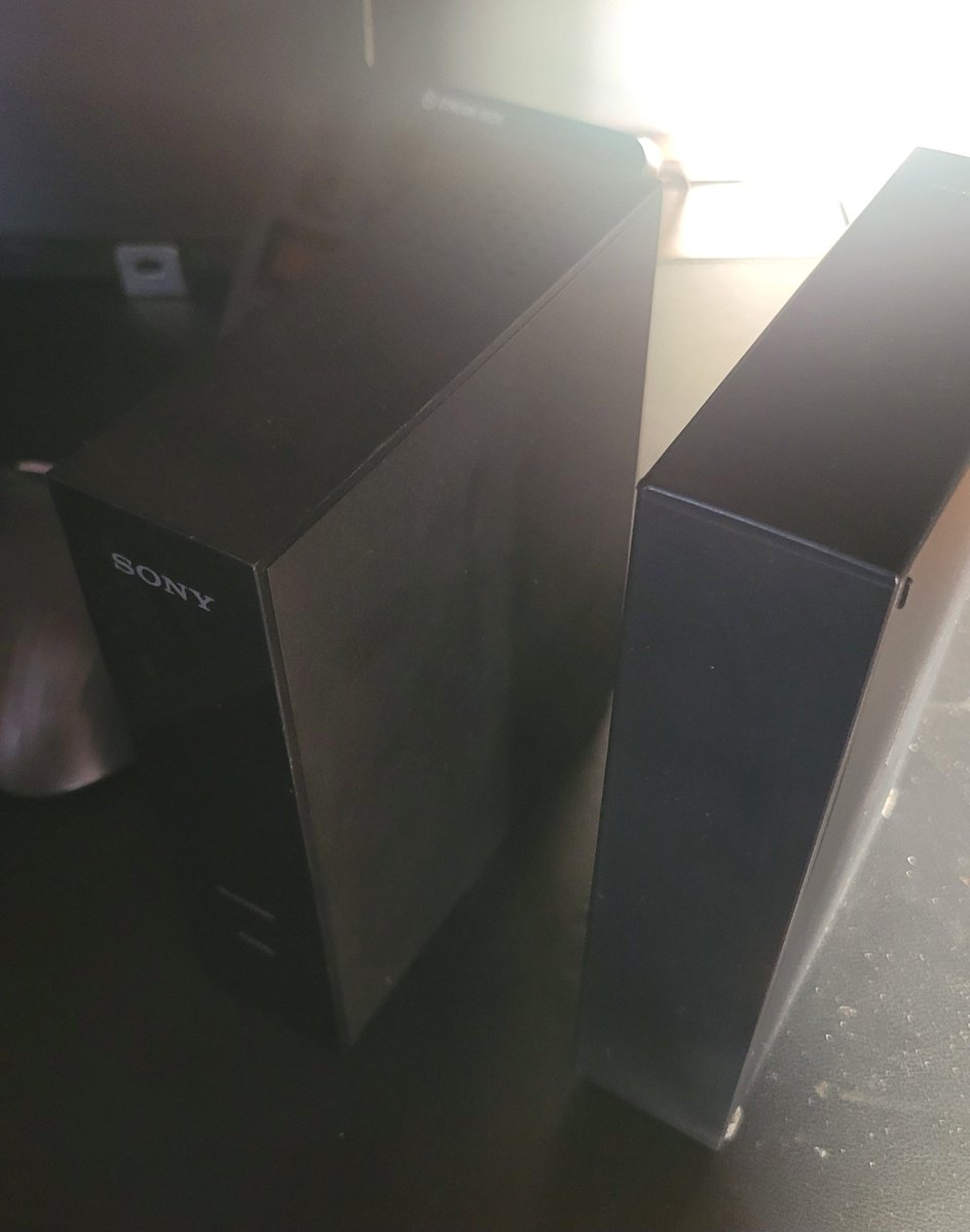 amimakFandelu's tweet photo. 昨日夜中に
左のハードディスクが壊れてるのに
気づいて
使ってないハードディスクに
入れ替えようとしたら
アダプターがなくて
押し入れガサゴソ

押し入れがめっちゃ汚いから
ついでに整理してたら
２時になっちゃって
四時間しか寝てないし
アダプターないし

もーーーー🐄

おはもーー🐄どーしよー https://t.co/RLsBk3rA0v
