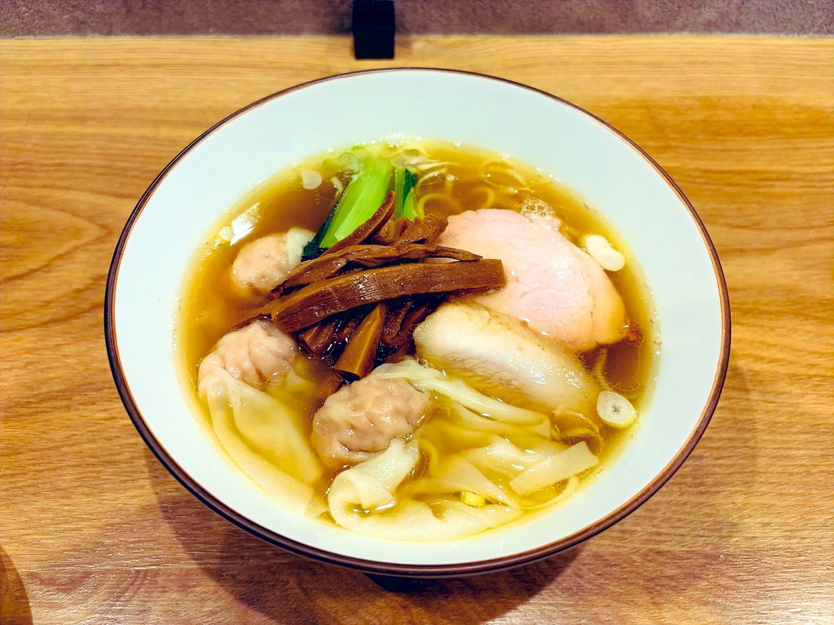 MR_llGarcons's tweet photo. Todayはリニューアル前との味わいの違いに想いを馳せ🤫

リニューアル前よりスープの厚味があるんで、
白醤油に図太さと言うかコクとは違う深味を
感じるボク
美味いねェ〜🤤

チュルンわんたん
カモ〜ヌ🦆ちゃんは軽くしゃぶしゃぶ😋

らぁめん 鴇 寒川
わんたん白醤油 鴨ロース https://t.co/UYNM7MxJmj