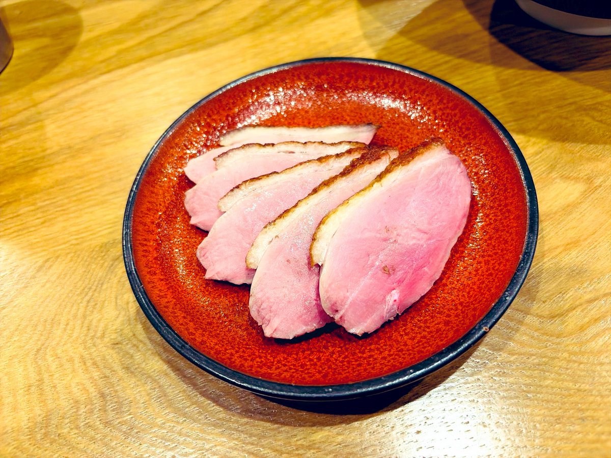 MR_llGarcons's tweet photo. Todayはリニューアル前との味わいの違いに想いを馳せ🤫

リニューアル前よりスープの厚味があるんで、
白醤油に図太さと言うかコクとは違う深味を
感じるボク
美味いねェ〜🤤

チュルンわんたん
カモ〜ヌ🦆ちゃんは軽くしゃぶしゃぶ😋

らぁめん 鴇 寒川
わんたん白醤油 鴨ロース https://t.co/UYNM7MxJmj