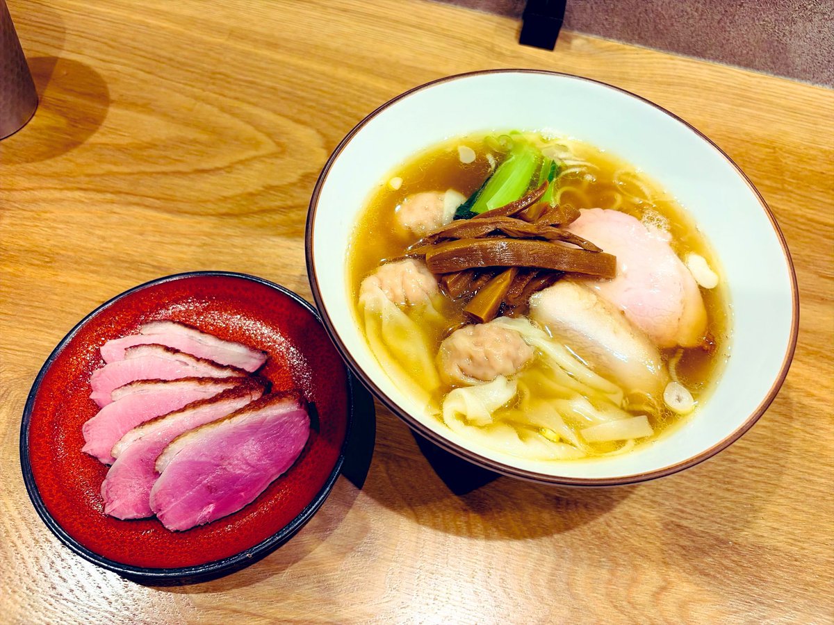 MR_llGarcons's tweet photo. Todayはリニューアル前との味わいの違いに想いを馳せ🤫

リニューアル前よりスープの厚味があるんで、
白醤油に図太さと言うかコクとは違う深味を
感じるボク
美味いねェ〜🤤

チュルンわんたん
カモ〜ヌ🦆ちゃんは軽くしゃぶしゃぶ😋

らぁめん 鴇 寒川
わんたん白醤油 鴨ロース https://t.co/UYNM7MxJmj