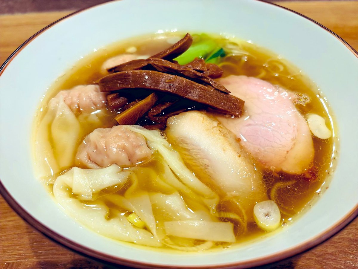 MR_llGarcons's tweet photo. Todayはリニューアル前との味わいの違いに想いを馳せ🤫

リニューアル前よりスープの厚味があるんで、
白醤油に図太さと言うかコクとは違う深味を
感じるボク
美味いねェ〜🤤

チュルンわんたん
カモ〜ヌ🦆ちゃんは軽くしゃぶしゃぶ😋

らぁめん 鴇 寒川
わんたん白醤油 鴨ロース https://t.co/UYNM7MxJmj