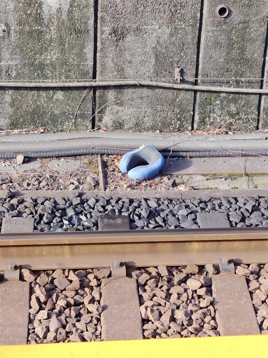 seifumi3's tweet photo. 線路にずーっとあるねん…
誰が捨ててん？
#御茶ノ水駅 https://t.co/1ZuYOSbtSC