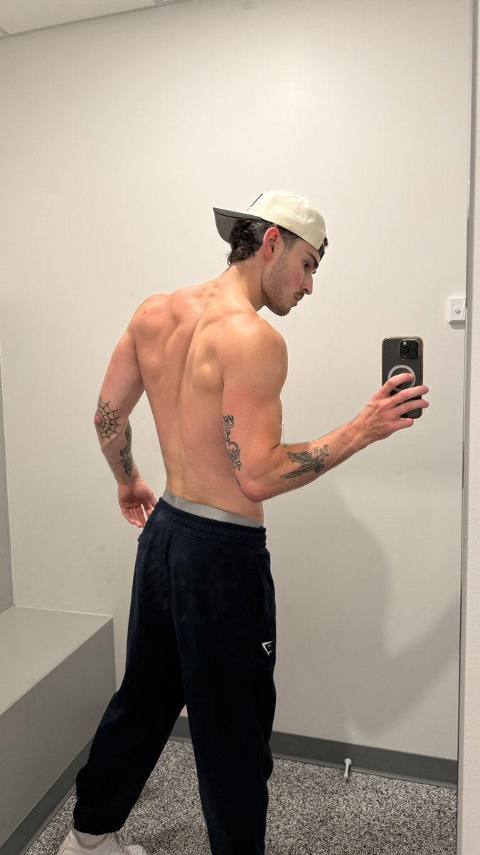 mattchalutfit's tweet photo. Lil pull day action, my back needs work but we’re getting there 🙌🏼 #lean #gym #abs #pullday https://t.co/frtJIT3YTJ