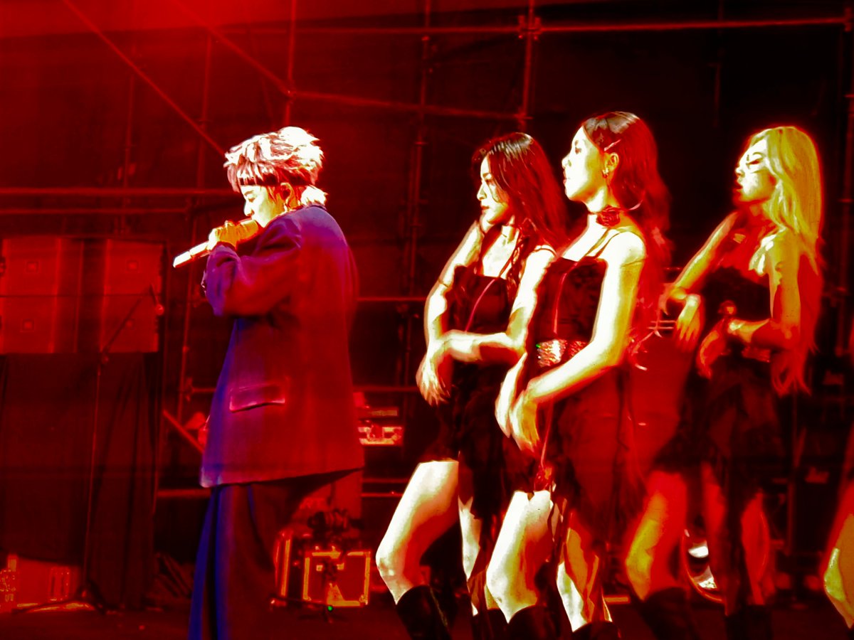 wclove12's tweet photo. 今夜Livehouse狂欢收官！主唱开嗓瞬间全场大合唱，每句都戳中青春DNA，这趟音乐之旅值回票价 https://t.co/CDSDL5bFAp