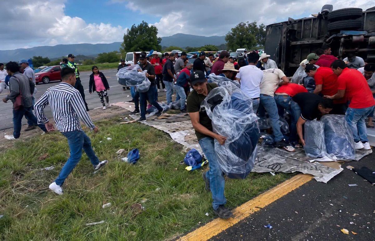 AbejorroMedia's tweet photo. Rapiñan pantalones… enfrente de las narices de la Guardia Nacional

Un tráiler cargado con pantalones de mezclilla volcó sobre la carretera México-Tulancingo, a la altura de Axapusco, en el Estado de México.

La gente se aglomeró, pero no para ayudar, sino para robarse la mercancía tirada sobre la carretera. 

Y no les importó que estaban agentes de la Guardia Nacional resguardando la zona, que solo los conminaban a retirarse.

#AbejorroMedia