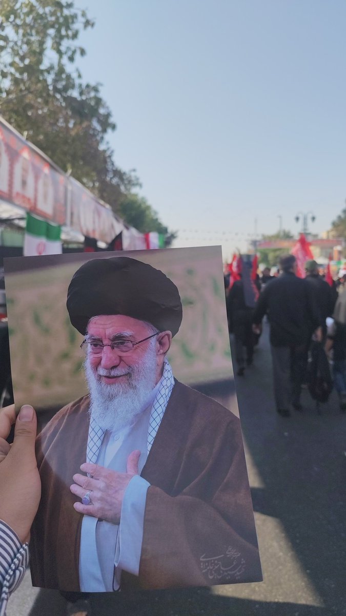 315mohammad133's tweet photo. امروز در راهپیمایی جاماندگان اربعین همه با در  دست داشتن پرچم های یا لثارات الحسین ویا لثارات الخامنه ای  به اتفاق خ&amp;ونخواه رهبر ش بودند
#جاماندگان_اربعین https://t.co/cgc8XM0uYv