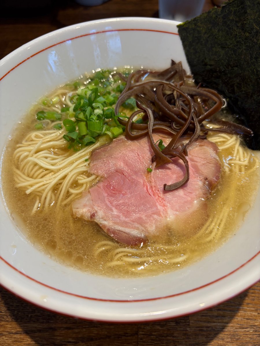 kahi911's tweet photo. 千葉県　行徳駅
らー麺屋 バリバリジョニー
17周年）鹿児島黒豚100%出汁の白湯ラーメン  醤油

重厚感のある豚スープ、美味しかった。
濃厚な豚出汁と醤油のバランスがとてもよい。少しの甘味と豚の香りもとても心地よく感じる一杯でした。26.08.01 https://t.co/fscbK8JURd