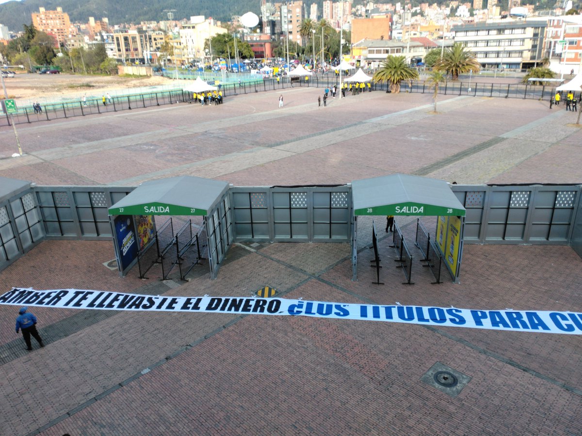 cristianc13's tweet photo. Una protesta pacífica, un sentimiento de muchos hinchas y hoy de nuevo la dirigencia y dueños de @MillosFCoficial impiden el ingreso de banderas de protesta pacífica y amparadas por una tutela, que lastima que se vulnere el derecho a libre expresión. https://t.co/MKNuB1Zvao