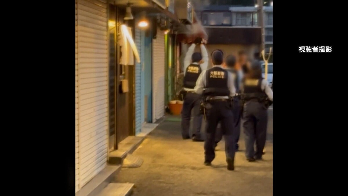livedoornews's tweet photo. 【通報】“刃物男”に警察官が発砲、男を現行犯逮捕も左胸に命中し死亡 大阪・河���長野市
https://t.co/uoM1BsIaP3

警察官が男に刃物を捨てるよう説得したところ、制止を聞かずに男が近づいてきたため発砲。警察官は空に向けて威嚇射撃したあと再び発砲していて、銃弾は男の左胸に命中していた。 https://t.co/Tr3qNcqFpp