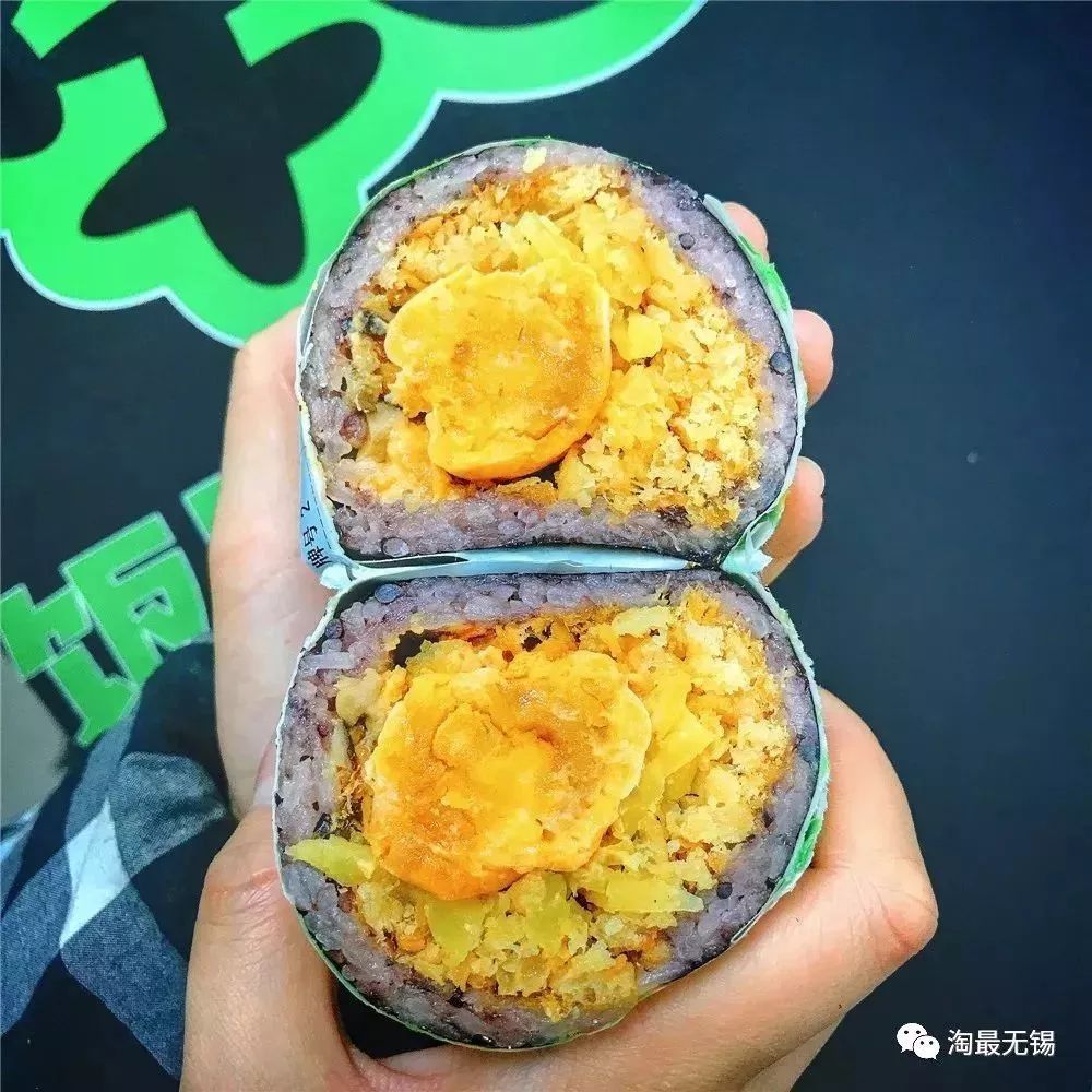 XCpm2pQggtpm9el's tweet photo. 挖到一款超实用的早餐搭档——带裙带的咸蛋黄夹心饭团！微波1分钟就热透，裙带脆嫩不腥，蛋黄沙糯还带点鲜劲儿，配杯热饮就是快手又满足的一餐，打工人闭眼冲！， https://t.co/7b29wKiu42