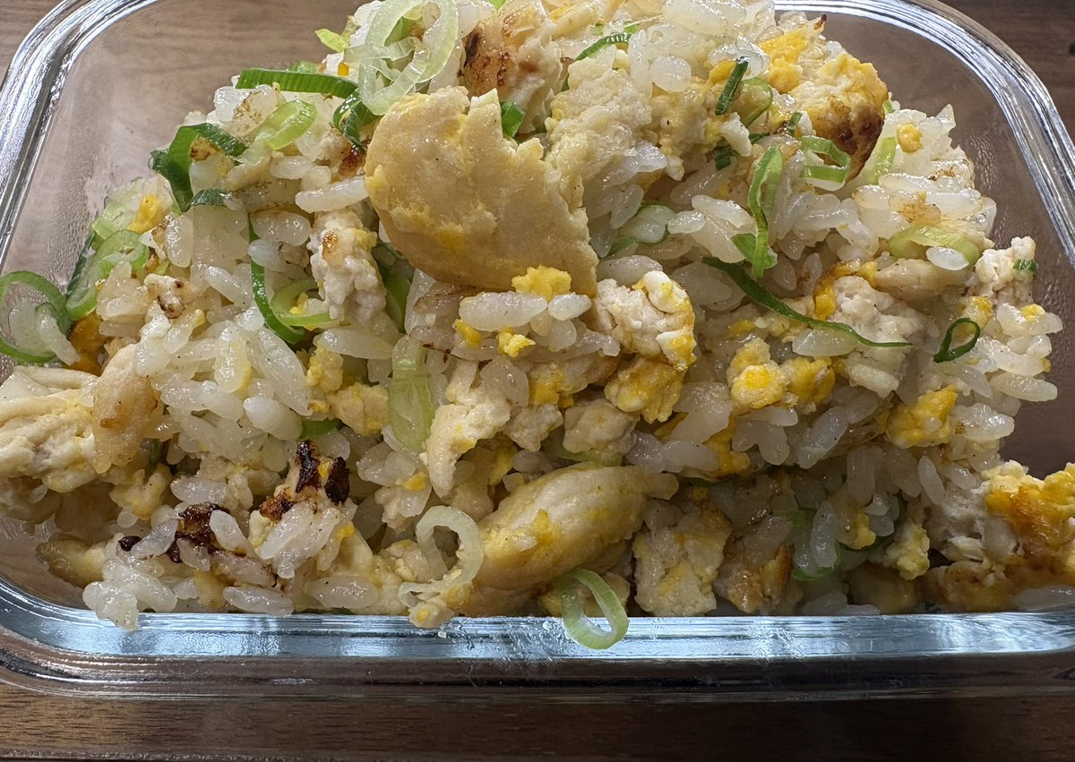 yousan528's tweet photo. 今日は鶏ひき肉入り炒飯
ちょっともりもりすぎたから、
朝ごはんでも食べようかな
息子は昨日も今日も朝帰りです
というかまだ帰ってきません…
#お弁当記録 https://t.co/CsCqMtiSyR