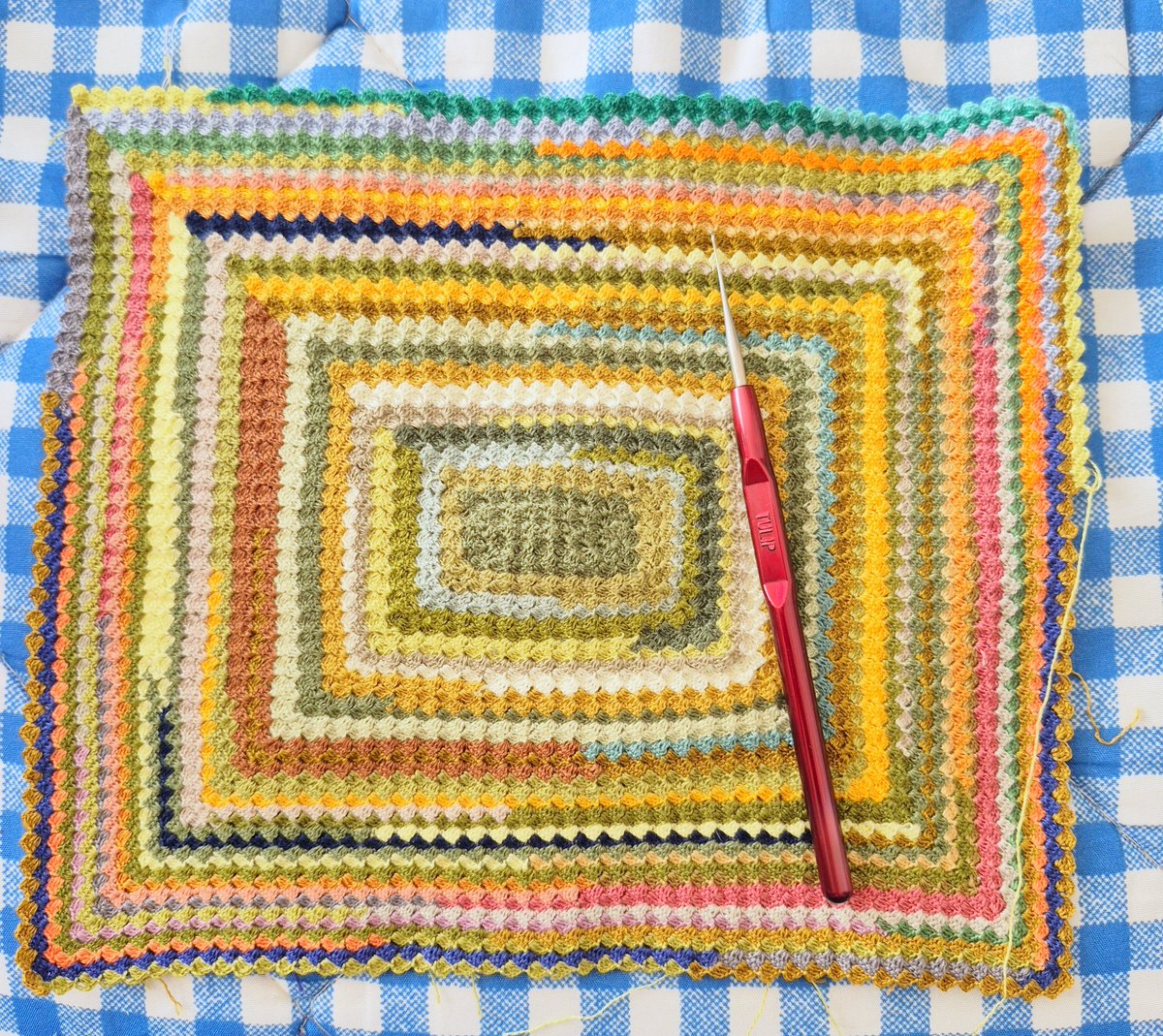 luuuv_Crochet's tweet photo. 刺繍糸布化計画、今日はここから。
縦が約17cm、横が約21.5cm
緑系が��インやけどちょっとずっとカラフルにしていく🌈✨

#かぎ針編み
#ダイアゴナルステッチ https://t.co/L9mblky2JD